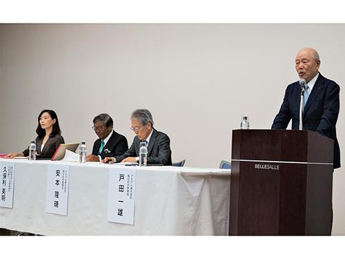 アスクルの独立役員会が７月２３日に開いた記者会見では、戸田一雄社外取締役（写真右）などがヤフーの手続きの問題点を指摘した